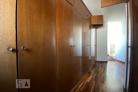 Casa à venda com 411m², 4 quartos e 2 vagasSuíte 1 - Closet