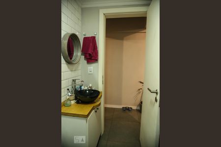 Banheiro de apartamento à venda com 1 quarto, 46m² em Centro Histórico, Porto Alegre