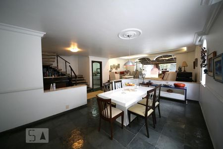 Casa para alugar com 365m², 4 quartos e 4 vagasSala