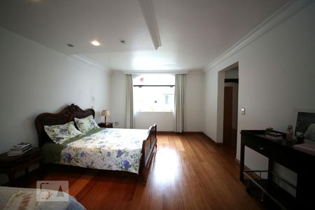 Casa à venda com 365m², 4 quartos e 4 vagasSuíte 2