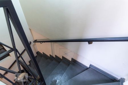 Casa à venda com 220m², 4 quartos e 2 vagas Casa à venda com 220m², 4 quartos e 2 vagasEscada