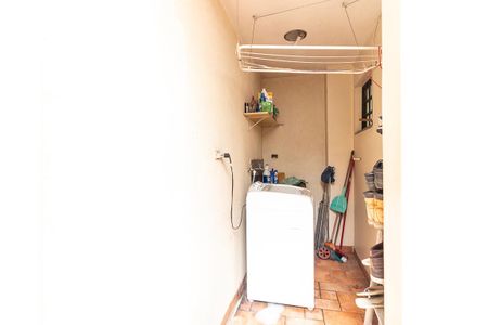 Casa à venda com 220m², 4 quartos e 2 vagas Casa à venda com 220m², 4 quartos e 2 vagasLavanderia