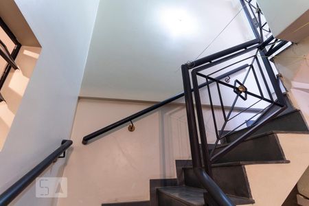 Casa à venda com 220m², 4 quartos e 2 vagas Casa à venda com 220m², 4 quartos e 2 vagasEscada