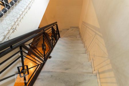 Casa à venda com 220m², 4 quartos e 2 vagas Casa à venda com 220m², 4 quartos e 2 vagasEscada
