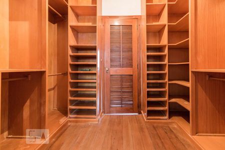 Casa à venda com 460m², 4 quartos e 4 vagasCloset