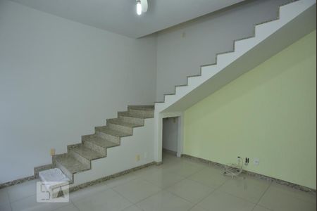 Escada ao Segundo Andar de casa para alugar com 2 quartos, 108m² em Curicica, Rio de Janeiro