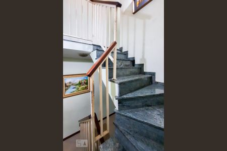 Casa à venda com 225m², 3 quartos e 3 vagasEscada