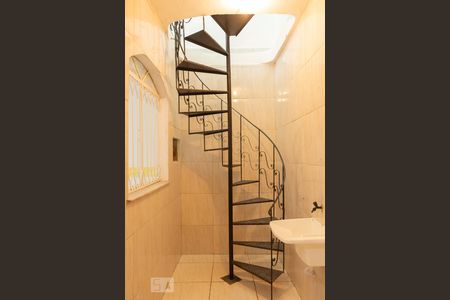 Casa para alugar com 210m², 2 quartos e 1 vaga Casa para alugar com 210m², 2 quartos e 1 vagaEscada