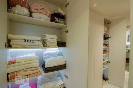 Apartamento à venda com 210m², 3 quartos e 4 vagasArmários Corredor