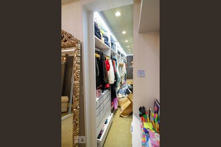 Apartamento à venda com 210m², 3 quartos e 4 vagasCloset da Suíte 1