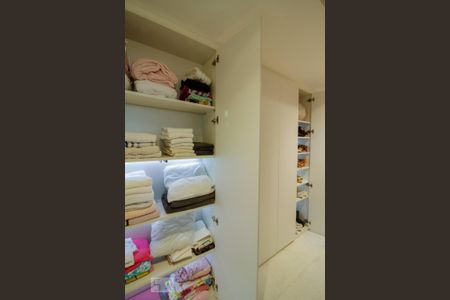 Apartamento à venda com 210m², 3 quartos e 4 vagasArmários Corredor