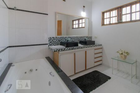 Casa à venda com 350m², 4 quartos e 3 vagasBanheiro da Suíte 1