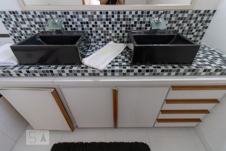 Casa à venda com 350m², 4 quartos e 3 vagasDetalhe - Banheiro da Suíte 1