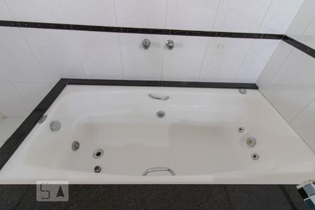 Casa à venda com 350m², 4 quartos e 3 vagasBanheira da Suíte 1