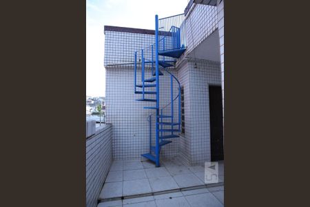 Casa para alugar com 55m², 3 quartos e sem vagaEscada varanda para entrada