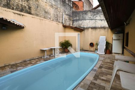 Casa à venda com 250m², 3 quartos e 3 vagas Casa à venda com 250m², 3 quartos e 3 vagasPiscina