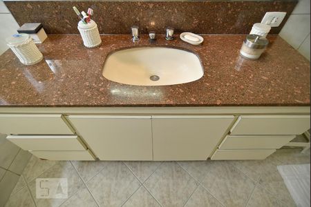 Apartamento à venda com 327m², 5 quartos e 2 vagasBanheiro da suite - gabinete e pia