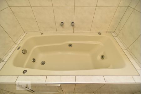 Apartamento à venda com 327m², 5 quartos e 2 vagasBanheiro da suite - banheira de hidromassagem