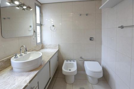 Apartamento à venda com 125m², 3 quartos e 1 vaga Apartamento à venda com 125m², 3 quartos e 1 vagaBanheiro da Suíte
