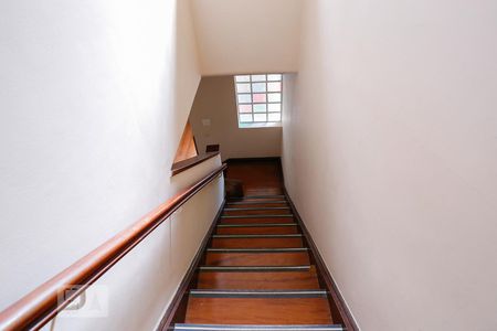 Casa à venda com 350m², 6 quartos e 5 vagasEscada