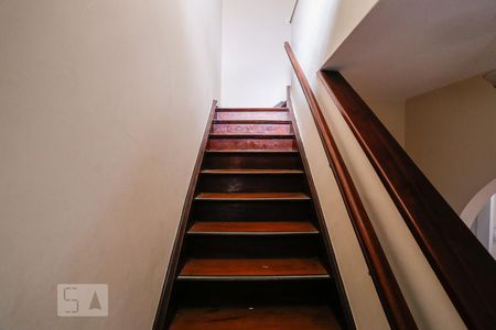 Casa à venda com 350m², 6 quartos e 5 vagasEscada