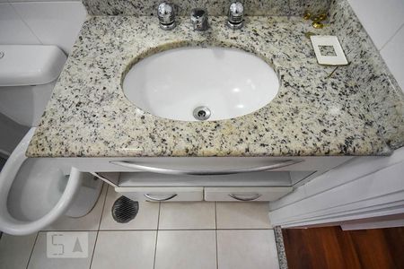 Apartamento à venda com 128m², 3 quartos e 3 vagas Apartamento à venda com 128m², 3 quartos e 3 vagasPia do banheiro da suíte 2