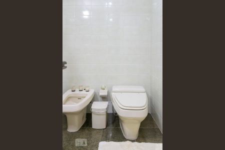 Apartamento à venda com 240m², 4 quartos e 3 vagasBanheiro do Quarto 2