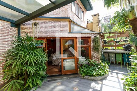 Casa de condomínio para alugar com 220m², 4 quartos e 3 vagasQuintal