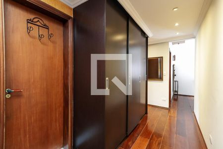 Casa de condomínio para alugar com 220m², 4 quartos e 3 vagasCorredor Dormitórios - Roupeiro