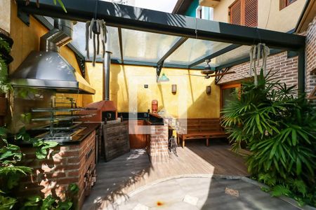 Casa de condomínio para alugar com 220m², 4 quartos e 3 vagasQuintal