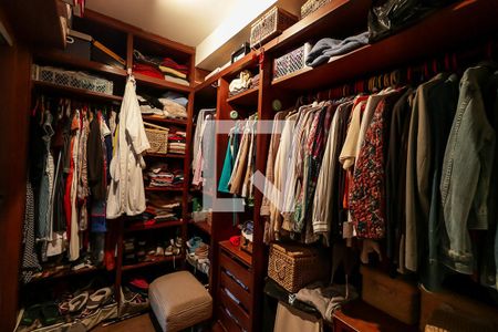 Casa de condomínio para alugar com 220m², 4 quartos e 3 vagasSuíte - Closet