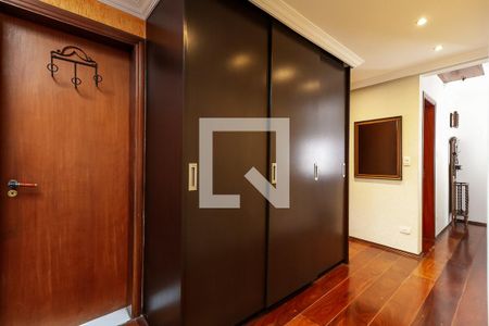 Casa de condomínio para alugar com 220m², 4 quartos e 3 vagasCorredor Dormitórios - Roupeiro