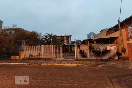 Casa à venda com 250m², 4 quartos e 7 vagas Casa à venda com 250m², 4 quartos e 7 vagasFachada