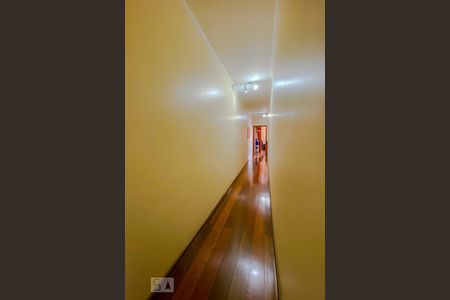 Casa à venda com 190m², 4 quartos e 2 vagasCorredor