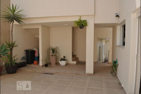 Casa à venda com 240m², 3 quartos e 3 vagasQuintal dos fundos