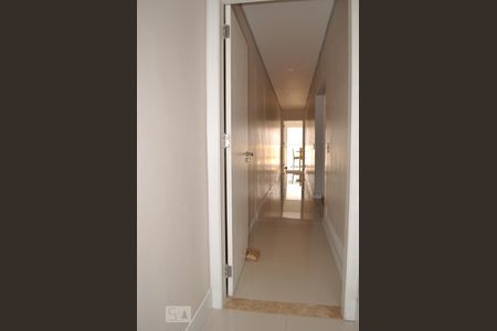 Casa à venda com 240m², 3 quartos e 3 vagasCorredor - acesso aos quartos