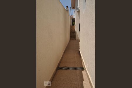 Casa à venda com 240m², 3 quartos e 3 vagasQuintal lateral