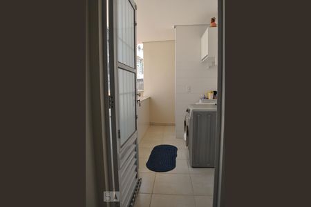 Casa à venda com 240m², 3 quartos e 3 vagasCorredor - acesso área de serviço