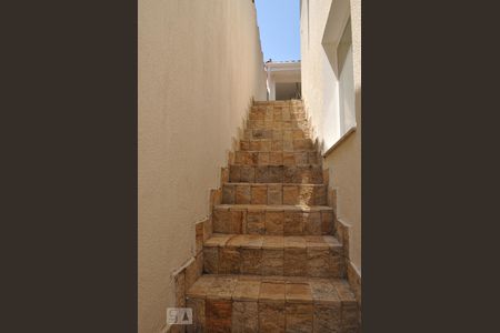 Casa à venda com 240m², 3 quartos e 3 vagasEscada - quintal lateral