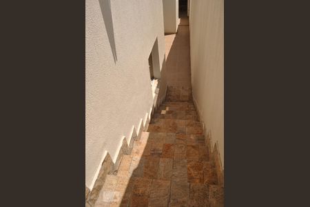 Casa à venda com 240m², 3 quartos e 3 vagasEscada - quintal lateral