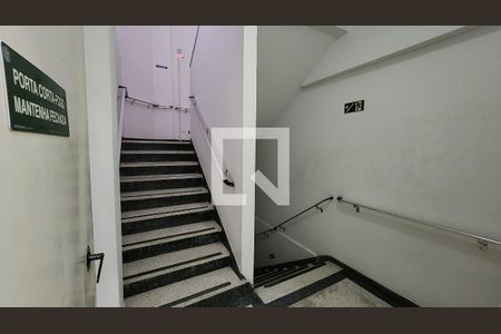 Apartamento para alugar com 110m², 2 quartos e 2 vagas Apartamento para alugar com 110m², 2 quartos e 2 vagasEscada