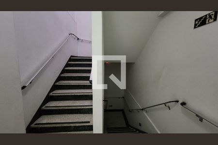 Apartamento para alugar com 110m², 2 quartos e 2 vagas Apartamento para alugar com 110m², 2 quartos e 2 vagasEscada