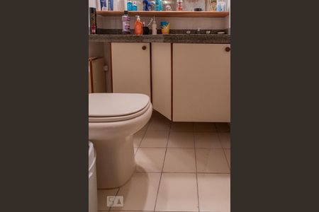 Apartamento à venda com 78m², 2 quartos e 2 vagas Apartamento à venda com 78m², 2 quartos e 2 vagasBanheiro da suíte