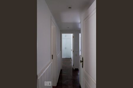 Corredor de apartamento à venda com 4 quartos, 180m² em Leblon, Rio de Janeiro