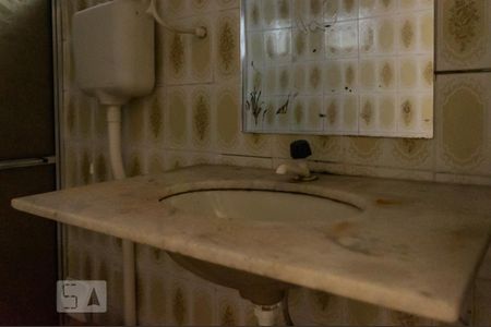 Banheiro de apartamento para alugar com 2 quartos, 48m² em São Sebastião, Porto Alegre