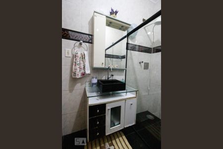 Casa à venda com 220m², 3 quartos e 2 vagasBanheiro