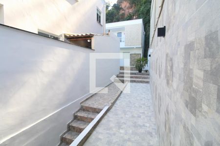 Casa de condomínio à venda com 180m², 3 quartos e 2 vagasEntrada (Área externa) 