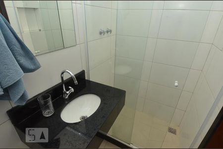 Banheiro de kitnet/studio para alugar com 1 quarto, 25m² em Copacabana, Rio de Janeiro