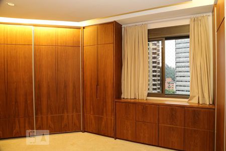 Apartamento à venda com 302m², 3 quartos e 4 vagasCloset da suíte 3