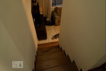 Casa à venda com 300m², 4 quartos e 2 vagas Casa à venda com 300m², 4 quartos e 2 vagasEscada